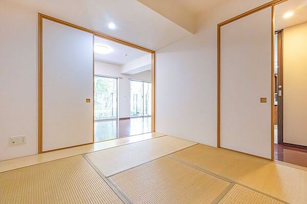 【　居室　／　5.5帖　】リビングと廊下の2方向から出入りできる和洋室。客間やキッズルームなど、幅広い用途で活用できます