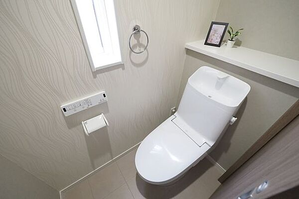 【　トイレ　／　2階　】壁付けリモコンで操作がしやすい、温水洗浄トイレです。