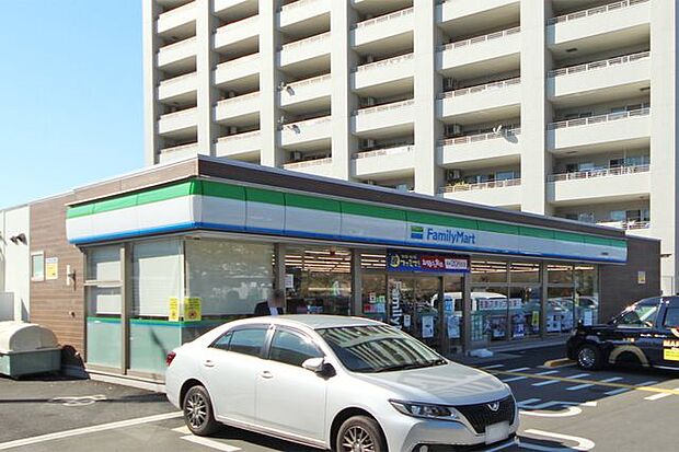 ファミリーマート入間豊岡店 徒歩12分。 890m