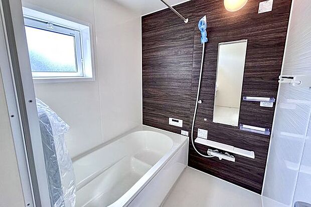 【　浴室　】深みのある木目調パネルが、落ち着いたリラックス空間を作り出す1坪バスルーム。浴室換気乾燥暖房機付き。