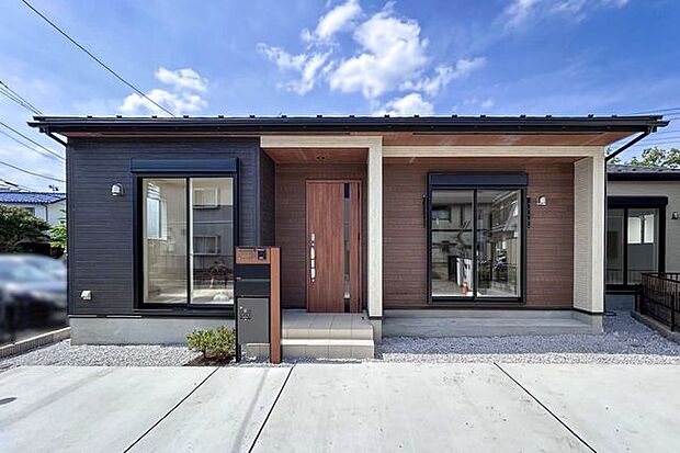 【　外観　】56坪の広い敷地を活用した平屋スタイル。木目アクセントが馴染む和風モダンデザインの住まいです。
