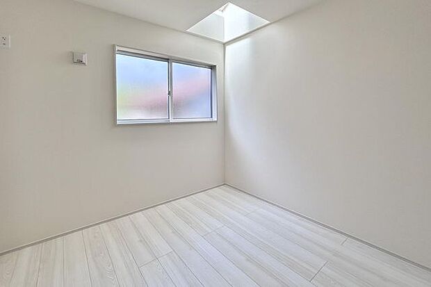 【　居室　／　5帖　】自然光を取り込む天窓付きのお部屋。