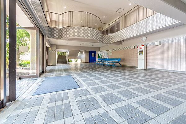 【　エントランスホール　】整備が行き届く管理体制良好なマンション。広々としたエントランスホールから、広いマンション内の各階へアクセスができます