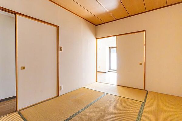 【　和室　／　6帖　】リビング続き間として活躍する和室。廊下からも出入りできる2way設計です。
