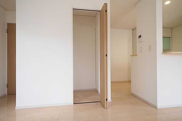 【　リビング収納　】掃除家電や生活消耗品など、手軽に使用できるリビング収納