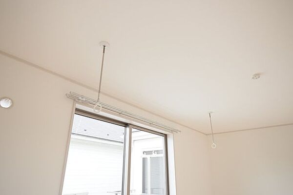 【　居室　／　7.5帖　】バルコニーから取り込んだ洗濯物の一時置き場や室内干しに便利なホスクリーン付き