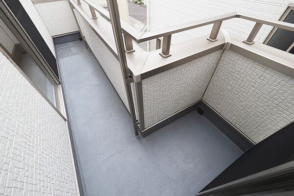 【　バルコニー　】南向きのバルコニースペース。主寝室と居室の2部屋から出入りができます
