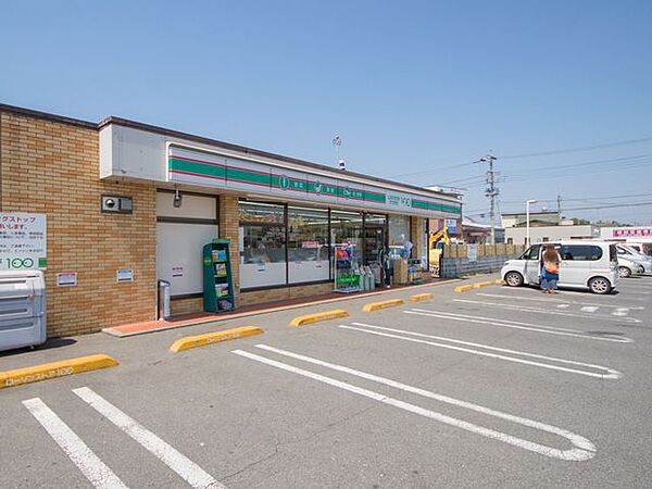 ローソンストア100入間下藤沢店 徒歩3分。 240m