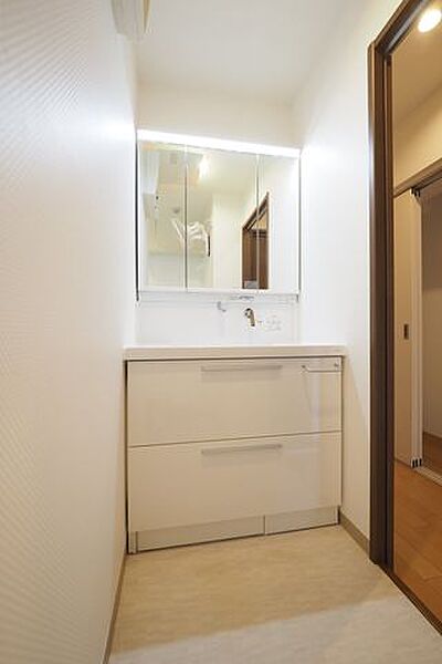 【　洗面室　】三面鏡シャンプードレッサー付き。シンク下収納は、大容量のフルスライドタイプです