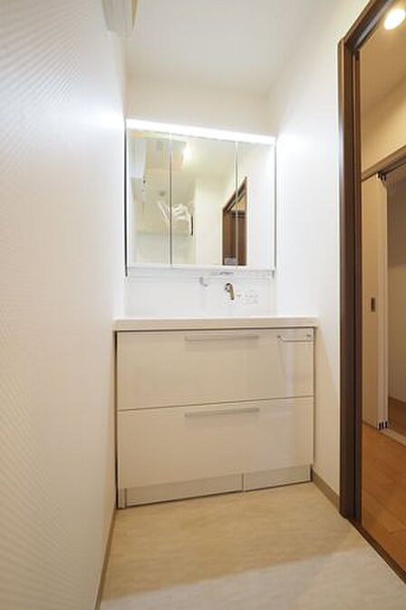 【 洗面室 】三面鏡シャンプードレッサー付き。シンク下収納は、大容量のフルスライドタイプです