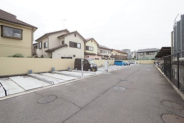 【　敷地内駐車場　】