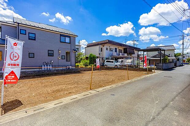 【 現地写真 / 2026年8月撮影 】平屋建築も可能な広い土地。様々な建築プランが実現できる整った形の区画です。