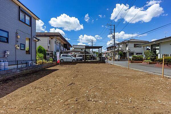 【　現地写真　／　2026年8月撮影　】広々とした間口16.6ｍを確保。車の出し入れがしやすく、並列2台以上の駐車も可能です！※建築プランにより駐車台数が変わります