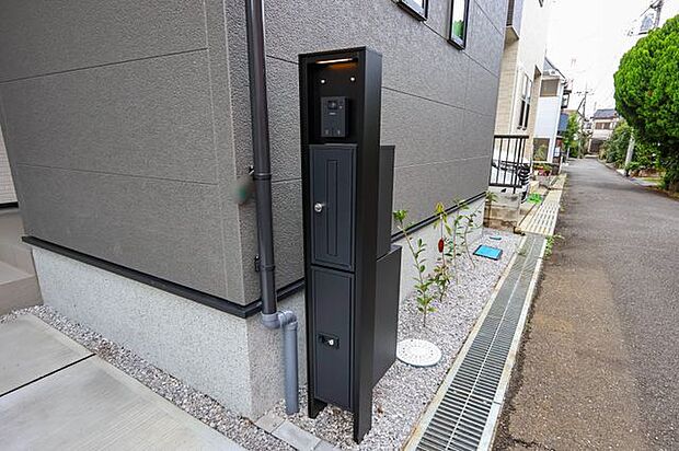 【 門柱ユニット 】インターフォンとポスト、宅配ボックスが一体となった門柱ユニットです。
