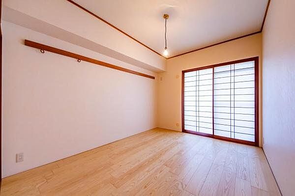 【　居室　／　6帖　】和室から洋室にリフォームされた、採光良好なお部屋