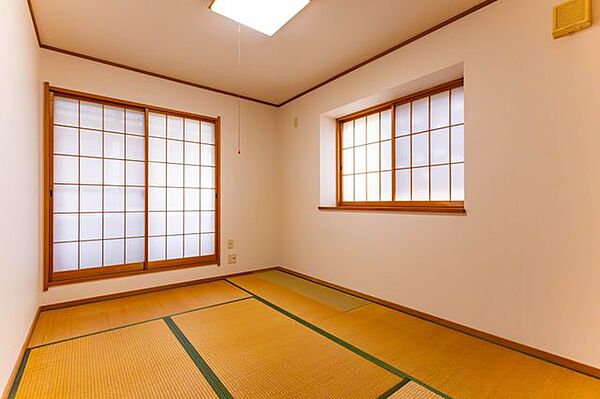 【　居室　／　6.0帖　】二面採光で通風良好な2階和室。ゆとりある6畳の広さ。