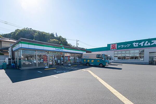 ファミリーマート入間仏子店 徒歩8分。 470m