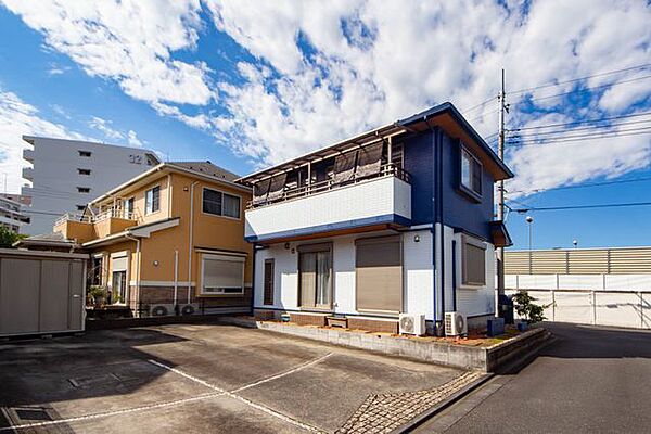 【　カースペース　】並列2台×2列分（計4台）のカースペース付き。敷地前面が駐車場のため、良好な採光状況です。