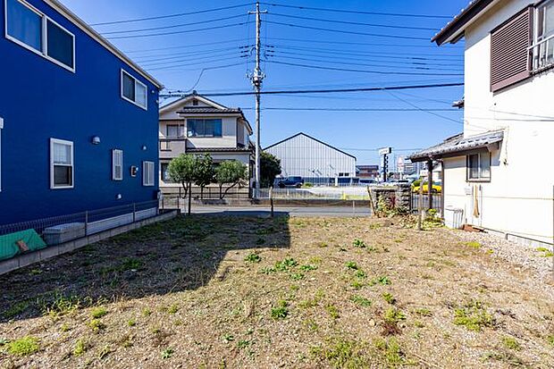 【　現地写真　】多彩な建築プランが実現できる整形地。更地でのお引き渡しのため、ご契約後すぐに工事着工も可能です。