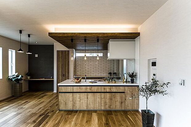 【　住協建設の施工例　】カフェのような心地よさを自宅に。質感豊かな無垢の風合いと洗練されたライティングが、至福の時間を創出。