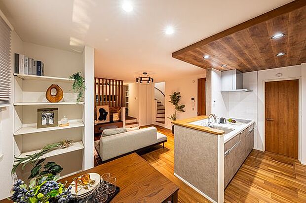 【　住協建設の施工例　】木目調の天井と柔らかな照明が包み込む、上質な寛ぎ空間。自由設計ならではの遊び心と機能美が共存する家。
