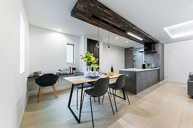【　住協建設の施工例　】洗練されたシンプルモダン。深みのある折下天井が、スマートな空間にアクセントを生む遊び心のあるダイニングキッチンです。