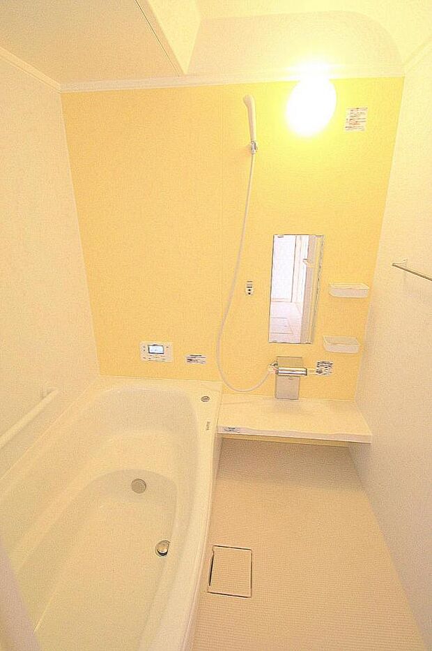 ■黄色い壁で暖かな印象の浴室は日々の疲れを癒せます