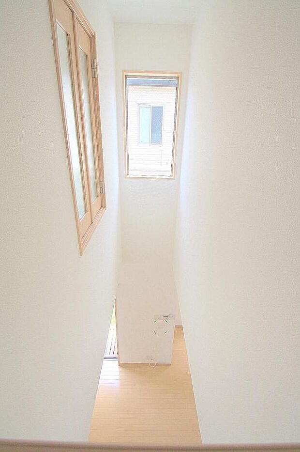 ■空間を広く見せる吹き抜けの階段は洋室に繋がる窓付きで通風良好！