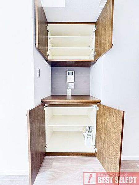 ■収納とコンセント付きでディスプレイを飾ったり小物もスッキリと収められるリビング収納