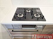 ■同時調理も可能な3口コンログリル付き。お料理のレパートリーも広がりそうですね