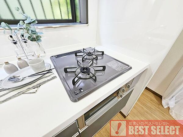 ■同時調理も可能な3口コンログリル付き。お料理のレパートリーも広がりそうですね