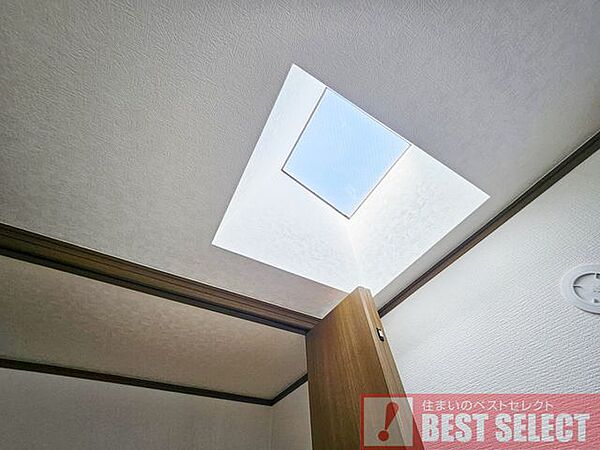 ■天窓から降り注ぐ自然光が、毎日の暮らしを明るく心地良い空間へ変えてくれる住まい