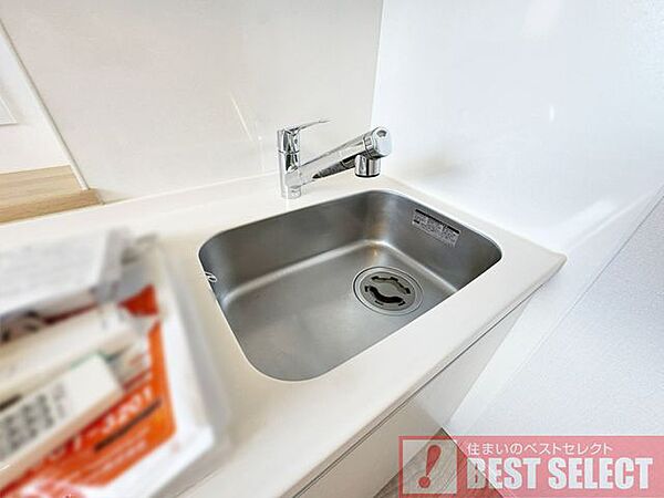 ■シンク周りのお掃除や大きな鍋の洗い物も楽になるハンドシャワー水栓を搭載