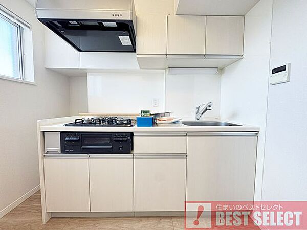 ■大きなお鍋や箸・スプーン、調味料など分けて収められる豊富な収納。吊戸棚付きなのも嬉しいポイント！