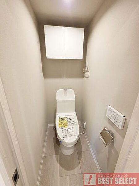 ■お掃除しやすい滑らかなフォルムのウォシュレット付トイレは、落ち着くパーソナル空間ですね