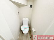 ■お掃除しやすい滑らかなフォルムのウォシュレット付トイレは、落ち着くパーソナル空間ですね