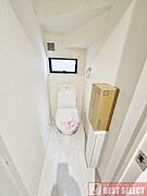 ■お掃除しやすい滑らかなフォルムのウォシュレット付トイレは、落ち着くパーソナル空間ですね