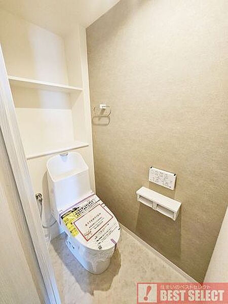 ■お掃除しやすい滑らかなフォルムのウォシュレット付トイレは、落ち着くパーソナル空間ですね