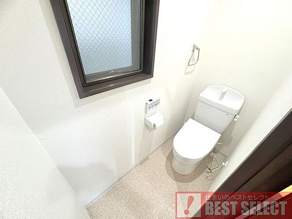 ■お掃除しやすい滑らかなフォルムのウォシュレット付トイレは、落ち着くパーソナル空間ですね