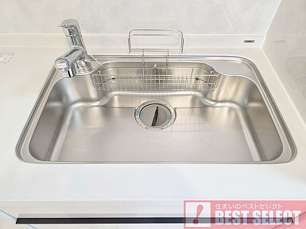 ■シンク周りのお掃除や大きな鍋の洗い物も楽になるハンドシャワー水栓を搭載