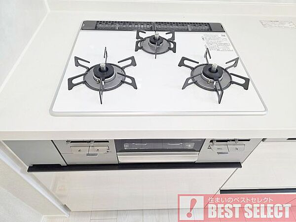 ■同時調理も可能な3口コンログリル付き。お料理のレパートリーも広がりそうですね