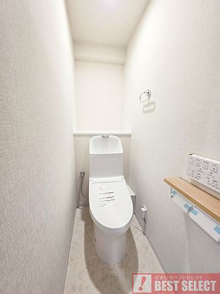 ■お掃除しやすい滑らかなフォルムのウォシュレット付トイレは、落ち着くパーソナル空間ですね