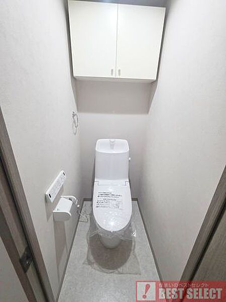 ■お掃除しやすい滑らかなフォルムのウォシュレット付トイレは、落ち着くパーソナル空間ですね