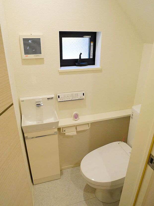 ≪1階トイレ≫　トイレは1階と2階にあり、各トイレにウォシュレット、手洗いカウンター、小窓が設置されております。