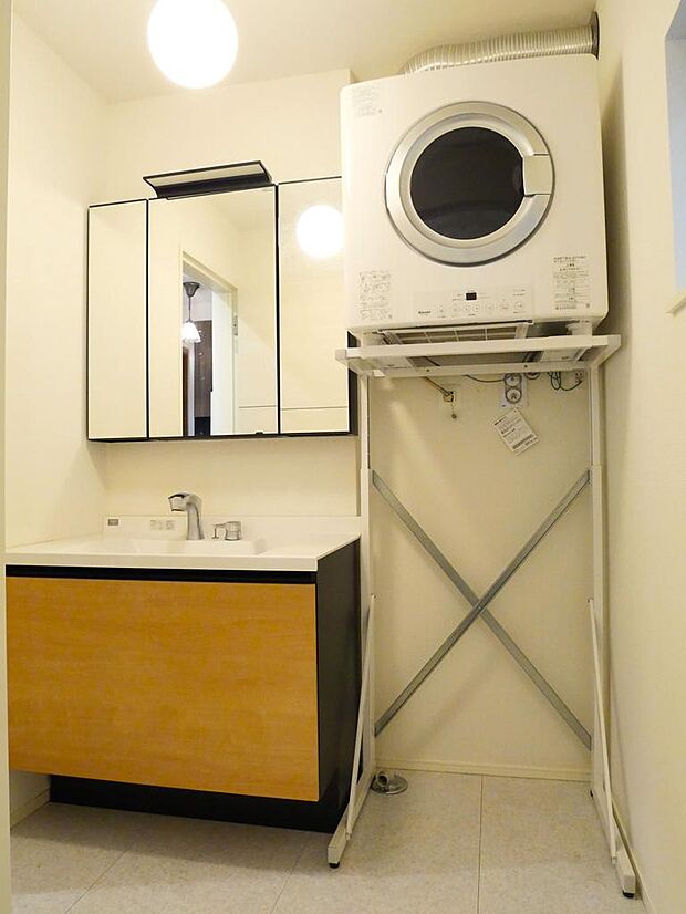 ≪洗面室≫　独立洗面化粧台は3面鏡付きで、下部にキャビネットもございます。乾燥機もある為、中々洗濯物が乾かない冬場や梅雨の時期などに大変便利です。