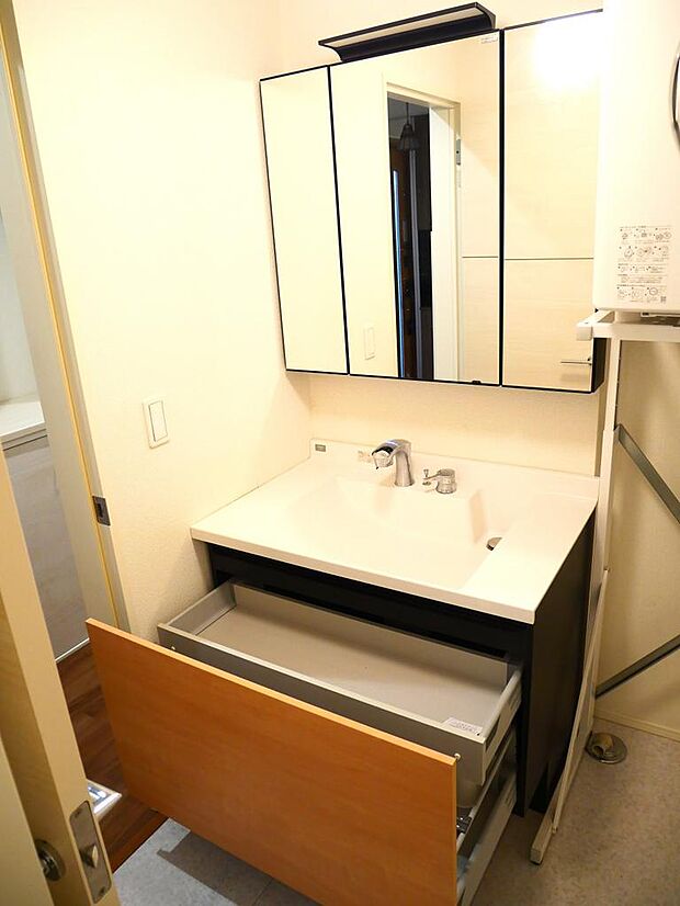 ≪独立洗面化粧台≫　ワイド900の独立洗面化粧台は下部にキャビネットを設けており、日用品等収納することができます。3面鏡後ろにも収納スペースがあります。