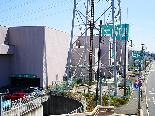 【ニトリ鳩ケ谷駅前店】約510ｍ、徒歩約7分です。