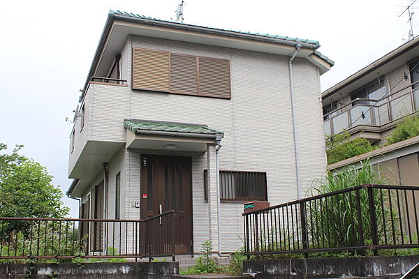 東側からの外観