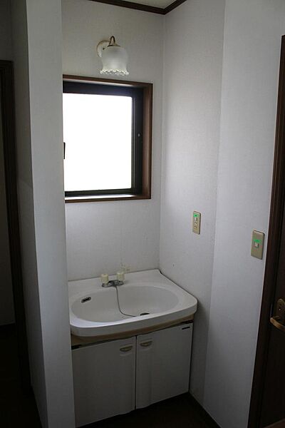 シンプルな洗面化粧台（２F）