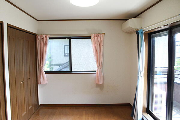 陽当たりの良い東南角部屋の洋室（２F）
